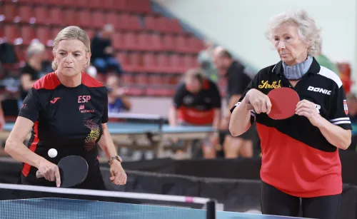 16.10.2022., Pula - Dom sportova Mate Parlov. Peti dan natjecanja Svjetskog prvenstva u stolnom tenisu za osobe s dijagnozom Parkinsona - finala, sve kategorije. Ove godine prema odluci neprofitne organizacije PingPongParkinson​ i partnera – Medjunarodne stolnoteniske federacije (ITTF) i Hrvatskog stolnoteniskog saveza prvenstvo se odrzava u Puli. Na svjetskom prvenstvu, koje ce trajati od 12. do 16. listopada 2022., ocekuje se vise od 400 sudionika, clanova pratnje i natjecatelja iz 22 drzave svijeta. Pokretac ovog prvenstva je neprofitna americka zaklada PingPongParkinson​, kojoj je na celu hrvatsko-americki glazbenik Nenad Bach, izvodjac, producent i mirovni aktivist, i sam obolio od Parkinsona. Iako su lijekovi i dalje nezaobilazni u lijecenju, istrazivanja pokazuju kako sport, a posebice stolni tenis, pomaze u poboljsanju motorike kod ove dijagnoze.