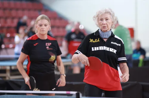 16.10.2022., Pula - Dom sportova Mate Parlov. Peti dan natjecanja Svjetskog prvenstva u stolnom tenisu za osobe s dijagnozom Parkinsona - finala, sve kategorije. Ove godine prema odluci neprofitne organizacije PingPongParkinson​ i partnera – Medjunarodne stolnoteniske federacije (ITTF) i Hrvatskog stolnoteniskog saveza prvenstvo se odrzava u Puli. Na svjetskom prvenstvu, koje ce trajati od 12. do 16. listopada 2022., ocekuje se vise od 400 sudionika, clanova pratnje i natjecatelja iz 22 drzave svijeta. Pokretac ovog prvenstva je neprofitna americka zaklada PingPongParkinson​, kojoj je na celu hrvatsko-americki glazbenik Nenad Bach, izvodjac, producent i mirovni aktivist, i sam obolio od Parkinsona. Iako su lijekovi i dalje nezaobilazni u lijecenju, istrazivanja pokazuju kako sport, a posebice stolni tenis, pomaze u poboljsanju motorike kod ove dijagnoze.
