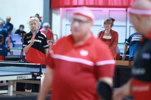 16.10.2022., Pula - Dom sportova Mate Parlov. Peti dan natjecanja Svjetskog prvenstva u stolnom tenisu za osobe s dijagnozom Parkinsona - finala, sve kategorije. Ove godine prema odluci neprofitne organizacije PingPongParkinson​ i partnera – Medjunarodne stolnoteniske federacije (ITTF) i Hrvatskog stolnoteniskog saveza prvenstvo se odrzava u Puli. Na svjetskom prvenstvu, koje ce trajati od 12. do 16. listopada 2022., ocekuje se vise od 400 sudionika, clanova pratnje i natjecatelja iz 22 drzave svijeta. Pokretac ovog prvenstva je neprofitna americka zaklada PingPongParkinson​, kojoj je na celu hrvatsko-americki glazbenik Nenad Bach, izvodjac, producent i mirovni aktivist, i sam obolio od Parkinsona. Iako su lijekovi i dalje nezaobilazni u lijecenju, istrazivanja pokazuju kako sport, a posebice stolni tenis, pomaze u poboljsanju motorike kod ove dijagnoze.