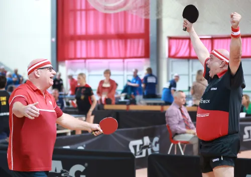 16.10.2022., Pula - Dom sportova Mate Parlov. Peti dan natjecanja Svjetskog prvenstva u stolnom tenisu za osobe s dijagnozom Parkinsona - finala, sve kategorije. Ove godine prema odluci neprofitne organizacije PingPongParkinson​ i partnera – Medjunarodne stolnoteniske federacije (ITTF) i Hrvatskog stolnoteniskog saveza prvenstvo se odrzava u Puli. Na svjetskom prvenstvu, koje ce trajati od 12. do 16. listopada 2022., ocekuje se vise od 400 sudionika, clanova pratnje i natjecatelja iz 22 drzave svijeta. Pokretac ovog prvenstva je neprofitna americka zaklada PingPongParkinson​, kojoj je na celu hrvatsko-americki glazbenik Nenad Bach, izvodjac, producent i mirovni aktivist, i sam obolio od Parkinsona. Iako su lijekovi i dalje nezaobilazni u lijecenju, istrazivanja pokazuju kako sport, a posebice stolni tenis, pomaze u poboljsanju motorike kod ove dijagnoze.