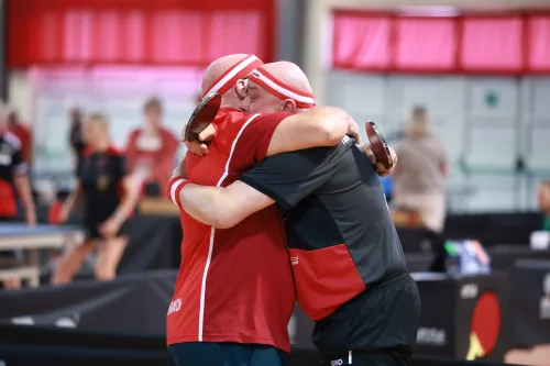 16.10.2022., Pula - Dom sportova Mate Parlov. Peti dan natjecanja Svjetskog prvenstva u stolnom tenisu za osobe s dijagnozom Parkinsona - finala, sve kategorije. Ove godine prema odluci neprofitne organizacije PingPongParkinson​ i partnera – Medjunarodne stolnoteniske federacije (ITTF) i Hrvatskog stolnoteniskog saveza prvenstvo se odrzava u Puli. Na svjetskom prvenstvu, koje ce trajati od 12. do 16. listopada 2022., ocekuje se vise od 400 sudionika, clanova pratnje i natjecatelja iz 22 drzave svijeta. Pokretac ovog prvenstva je neprofitna americka zaklada PingPongParkinson​, kojoj je na celu hrvatsko-americki glazbenik Nenad Bach, izvodjac, producent i mirovni aktivist, i sam obolio od Parkinsona. Iako su lijekovi i dalje nezaobilazni u lijecenju, istrazivanja pokazuju kako sport, a posebice stolni tenis, pomaze u poboljsanju motorike kod ove dijagnoze.