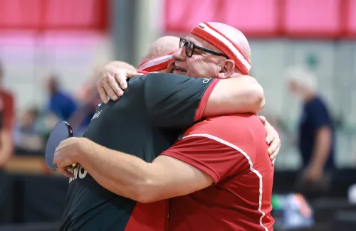16.10.2022., Pula - Dom sportova Mate Parlov. Peti dan natjecanja Svjetskog prvenstva u stolnom tenisu za osobe s dijagnozom Parkinsona - finala, sve kategorije. Ove godine prema odluci neprofitne organizacije PingPongParkinson​ i partnera – Medjunarodne stolnoteniske federacije (ITTF) i Hrvatskog stolnoteniskog saveza prvenstvo se odrzava u Puli. Na svjetskom prvenstvu, koje ce trajati od 12. do 16. listopada 2022., ocekuje se vise od 400 sudionika, clanova pratnje i natjecatelja iz 22 drzave svijeta. Pokretac ovog prvenstva je neprofitna americka zaklada PingPongParkinson​, kojoj je na celu hrvatsko-americki glazbenik Nenad Bach, izvodjac, producent i mirovni aktivist, i sam obolio od Parkinsona. Iako su lijekovi i dalje nezaobilazni u lijecenju, istrazivanja pokazuju kako sport, a posebice stolni tenis, pomaze u poboljsanju motorike kod ove dijagnoze.