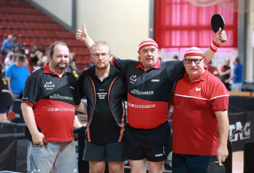 16.10.2022., Pula - Dom sportova Mate Parlov. Peti dan natjecanja Svjetskog prvenstva u stolnom tenisu za osobe s dijagnozom Parkinsona - finala, sve kategorije. Ove godine prema odluci neprofitne organizacije PingPongParkinson​ i partnera – Medjunarodne stolnoteniske federacije (ITTF) i Hrvatskog stolnoteniskog saveza prvenstvo se odrzava u Puli. Na svjetskom prvenstvu, koje ce trajati od 12. do 16. listopada 2022., ocekuje se vise od 400 sudionika, clanova pratnje i natjecatelja iz 22 drzave svijeta. Pokretac ovog prvenstva je neprofitna americka zaklada PingPongParkinson​, kojoj je na celu hrvatsko-americki glazbenik Nenad Bach, izvodjac, producent i mirovni aktivist, i sam obolio od Parkinsona. Iako su lijekovi i dalje nezaobilazni u lijecenju, istrazivanja pokazuju kako sport, a posebice stolni tenis, pomaze u poboljsanju motorike kod ove dijagnoze.